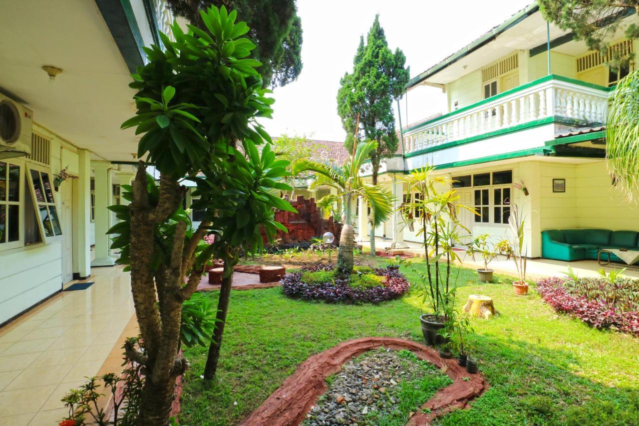 Hotel Camelia Malang Exterior foto